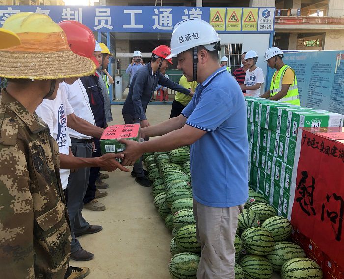 發(fā)放清涼物資。盧瑞陽(yáng) 攝.JPG